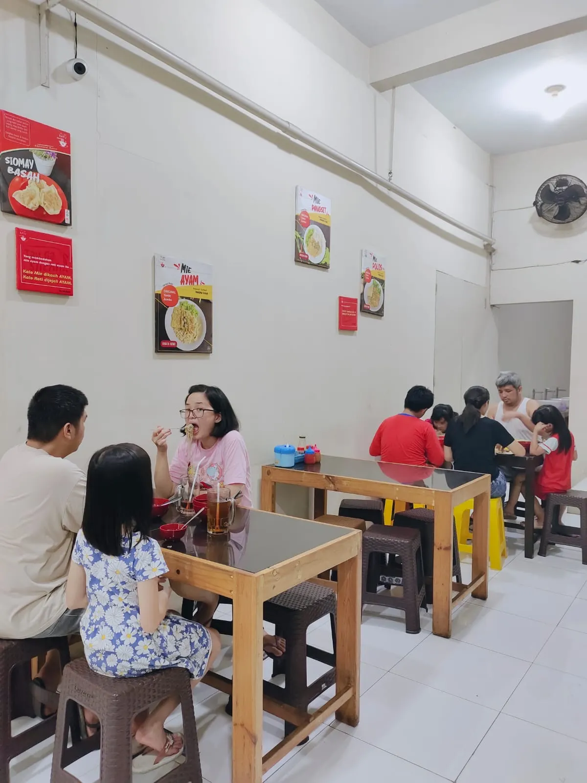 Suasana outlet Mie Ayam RATU