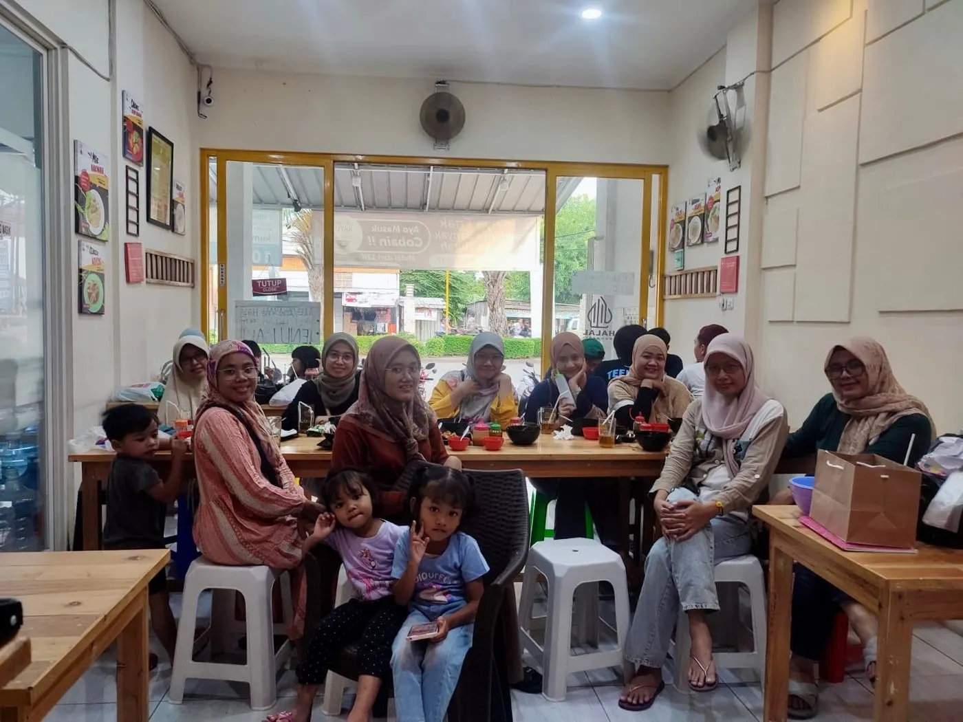 Suasana outlet Mie Ayam RATU