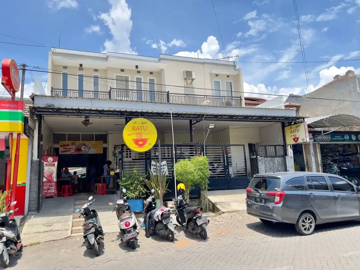 Suasana outlet Mie Ayam RATU